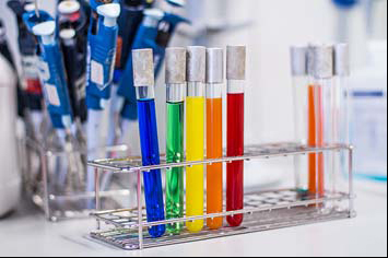 Die Trinkwasser-Schnelltests sollen mithilfe von Farbsignalen anzeigen, welche Substanzen in der Probe enthalten sind. Foto: Evgeny Borisov