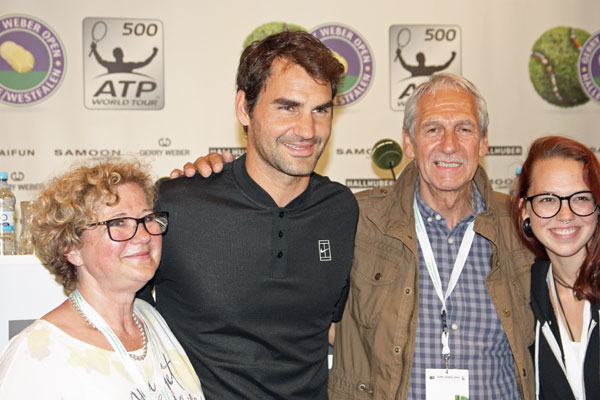 v.l.: Mutter Berti, Roger Federer, Vater Albi, Stefanie Heinzmann glücklich den Tennisspieler persönlich zu treffen