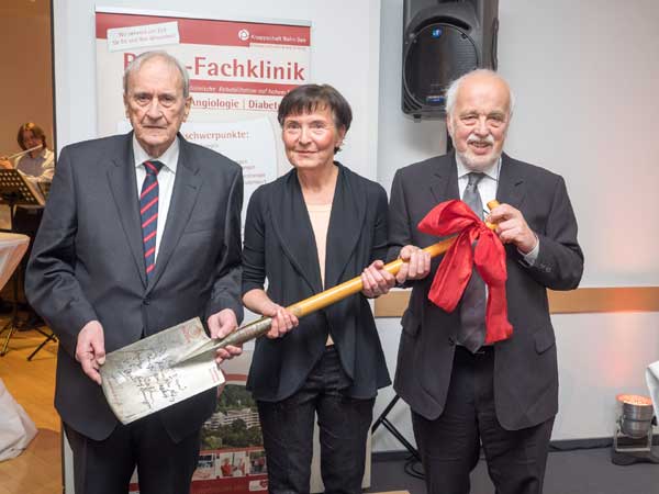 Originalsparten mit dem am 31. Januar 1975 der erste Spatenstich für den Neubau erfolgte, Chefärztin Dr. Gabriele Augsten mit ihren Vorgängern Dr. Jürgen Schmalbeck und Dr. Wolfgang Küstner (re)
