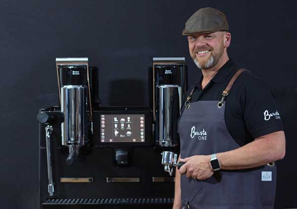 Barista Olaf Kruse präsentiert die den Kaffeemaschinen-Hybrid.