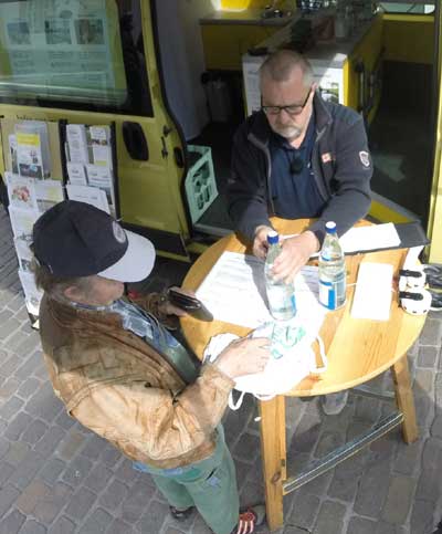 Harald Gülzow (rechts) in Gespräch mit Brunnennutzer