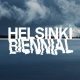 Insel mit blauem Himmel, blauem Meer. Über diesem das Wort Helsinki und das Wort BIENNIAL spiegelt sich im Wasser.