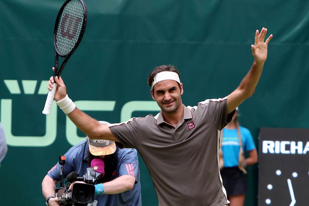 Federer streckt vor Freude die Arme nach oben.