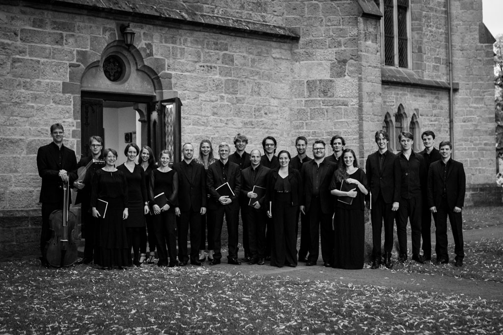 Gruppenfoto des Seicento vocale Chors vor einer Kirche.