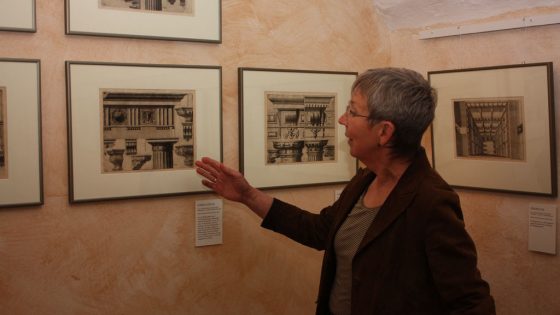 Dr. Vera Lüpkes zeigt die Ausstellung.