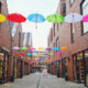 Regenschirme hängen in der Luft