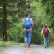 Vater und Kind beim Wandern