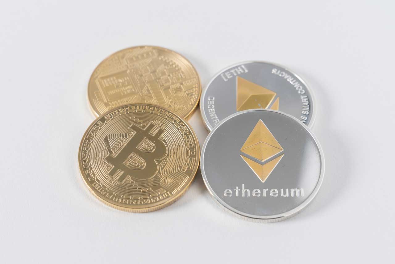 Bitcoin und Ethereum Münzen