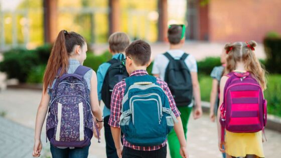 Schüler auf dem Weg zum Schulgebäude.