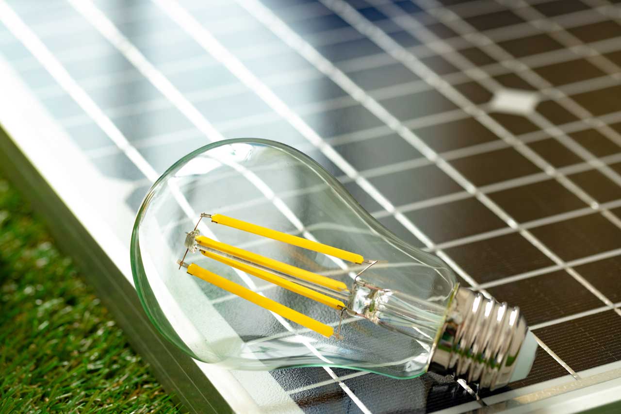 Led Lampe auf einem Solarpanel liegend