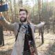 Mann macht Selfie-Foto in der Natur