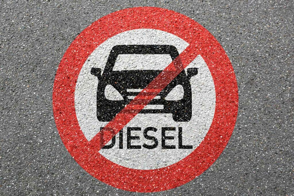 Diesel-Fahrverbot- Symbol auf dem Asphalt. 