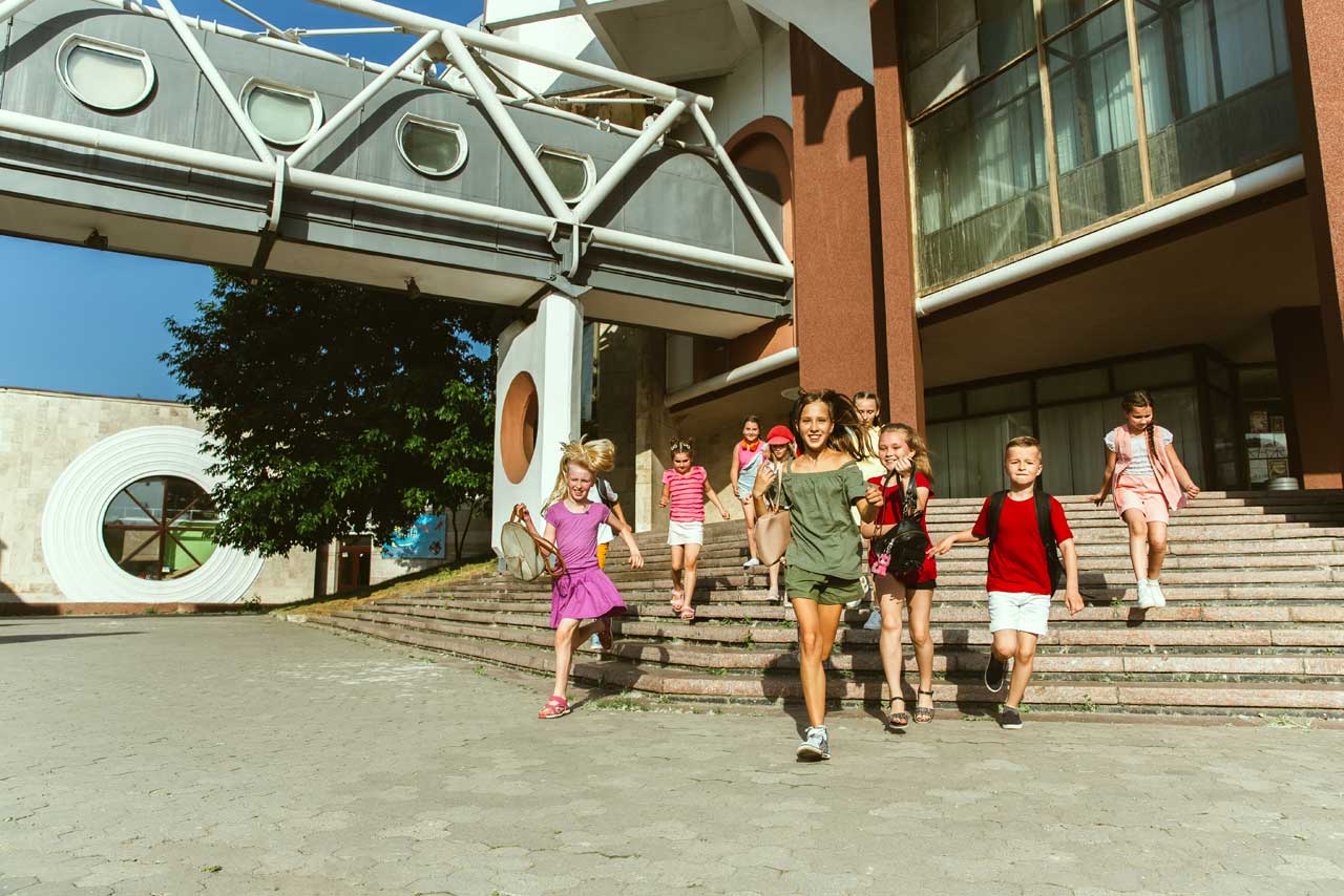 Kinder laufen aus der Schule