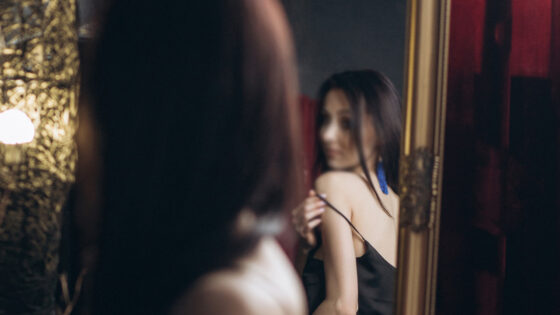 Schöne Frau vor einem Spiegel.