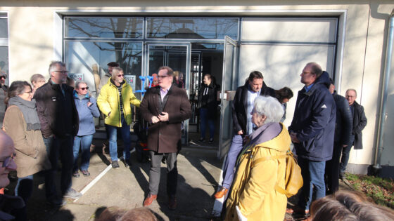 SPD-Landtagsabgeordneter Dennis Maelzer spricht mit Bürgern