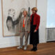 Zwei Damen in der Ausstellung Gemischtes Doppel