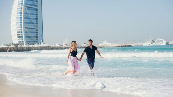 Verliebtes Paar am Strand von Dubai